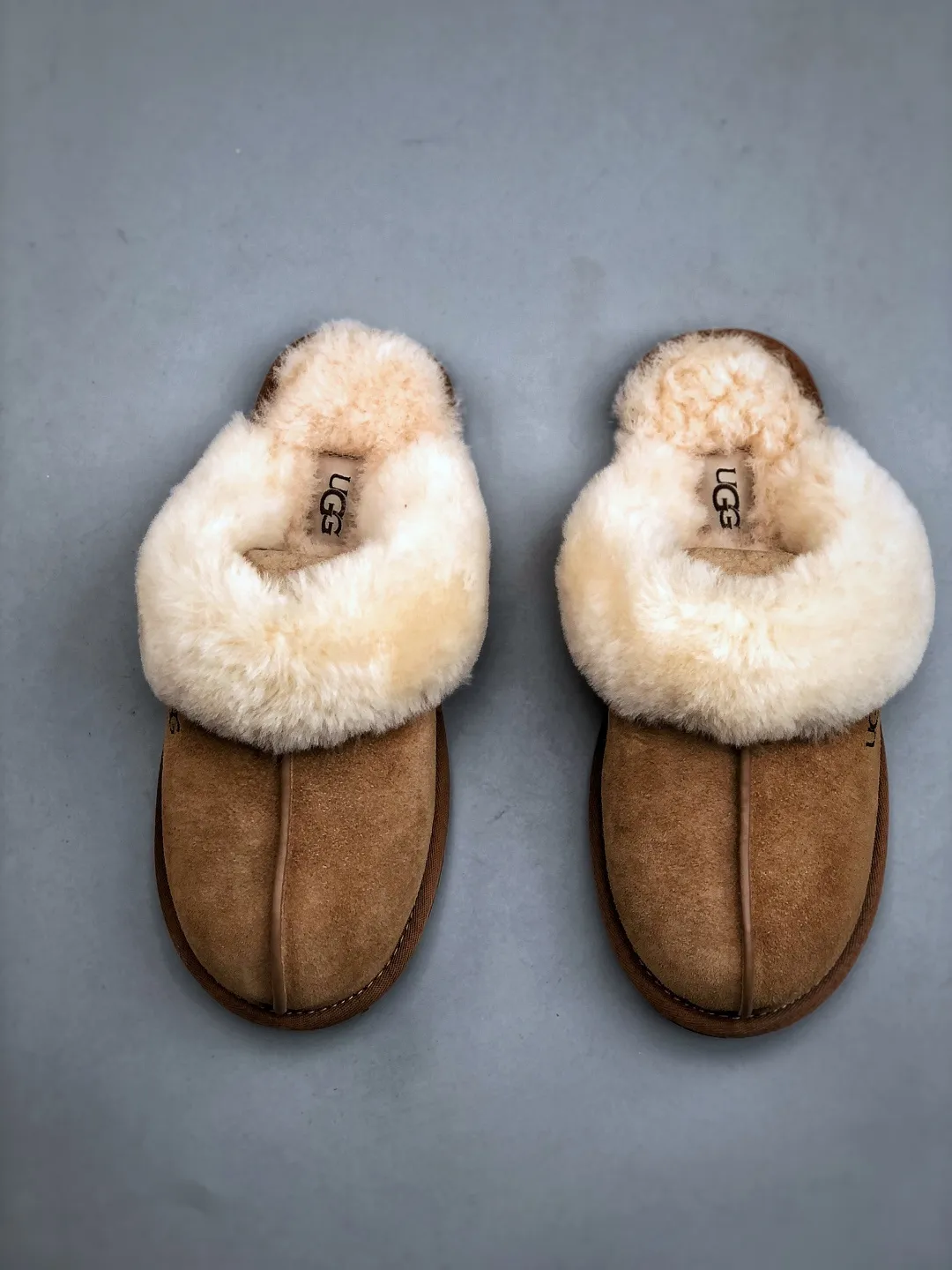 Local pick-up💰480 supports store placement. The top version on the market, UGG Star Slippers, 1cm thin sole, women's snow boots, produced by a major foreign trade factory in Guangzhou. Real sheep fur from toe to insole. Independent outer box packaging. Chip with waterproof technology. Different from any version on the market. Independent original development of outsole. Cashmere insole. Keep warm when going out in winter. It is a very suitable choice for home use. In recent years, UUG has launched a series of styles, which are partly preferred by young consumers. It has also moved to the forefront of fashion trends. Shoe body material: water-repellent coated suede upper, 17mm UGGPURE™ implanted wool insole, lightweight non-slip comfortable rubber outsole, brand LOGO, complete package, size: 35-40